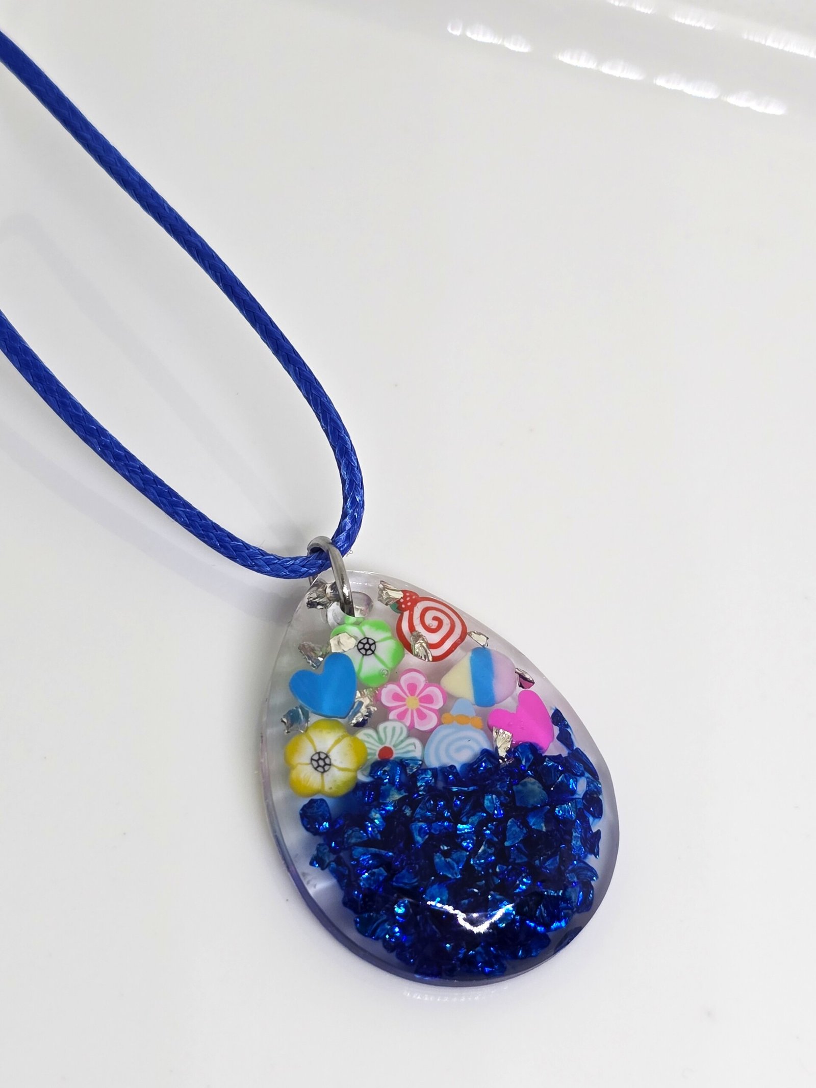 Collier fille Confetti bleu en résine