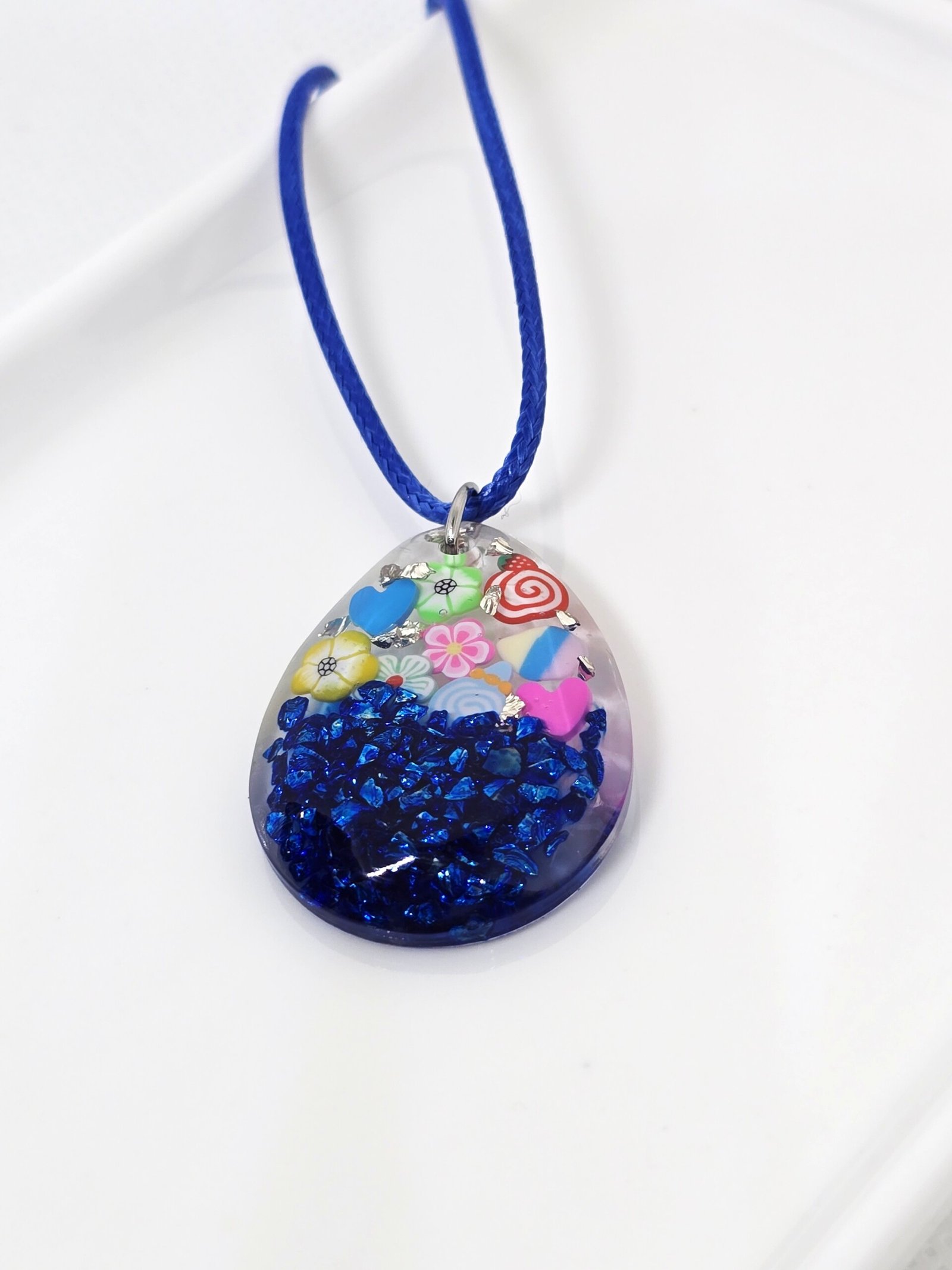 Collier fille Confetti bleu en résine